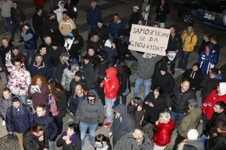 Es berichtet Boris Jaušovec, Polit. Redakteur d. Tageszeitung Večer