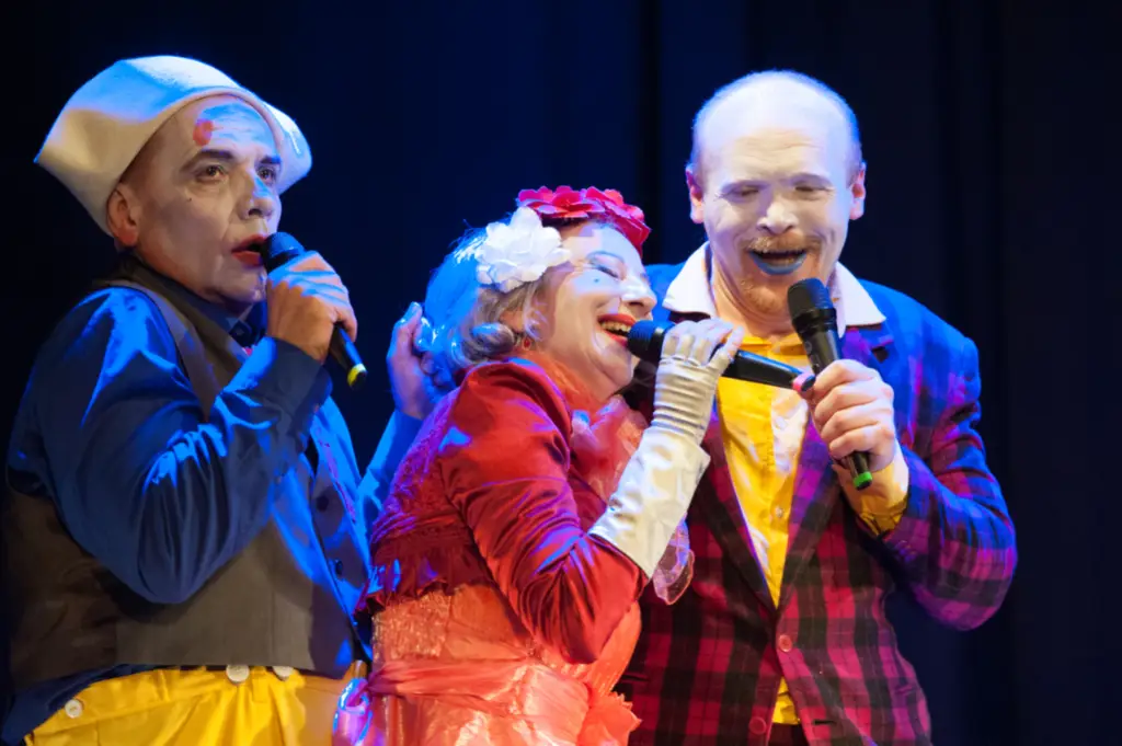 Die Übüs mit Mindrevolution im werkraumtheater