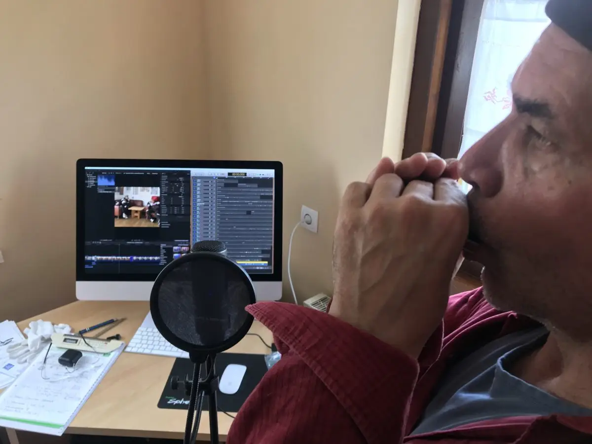 Mr. Bluestone spielt ein