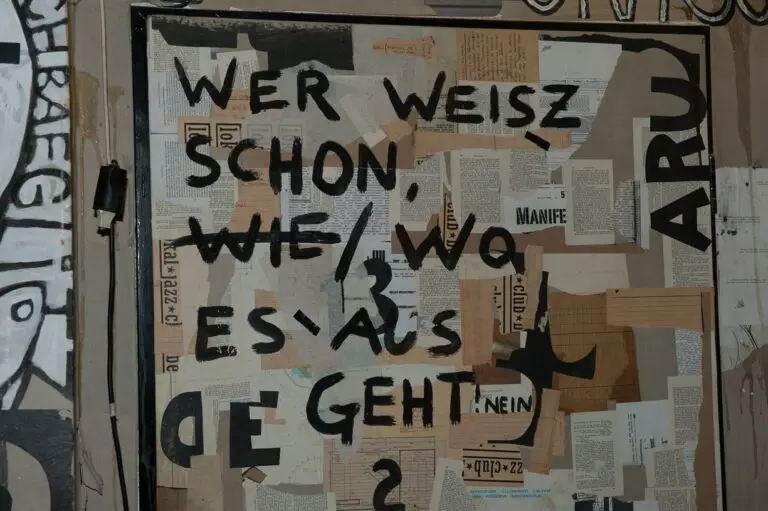 Graffity auf der Ausgangstüre im Acud Theater der freien Szene BerlinBerlin