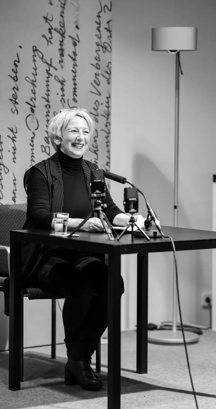 Rezka Kanzian alias mutterÜbü - Autorin, Schauspielerin, Zen Nonne während einer Lesung. Teil der Veranstaltungsankündigung in der Keltenwelt, Rosegg.