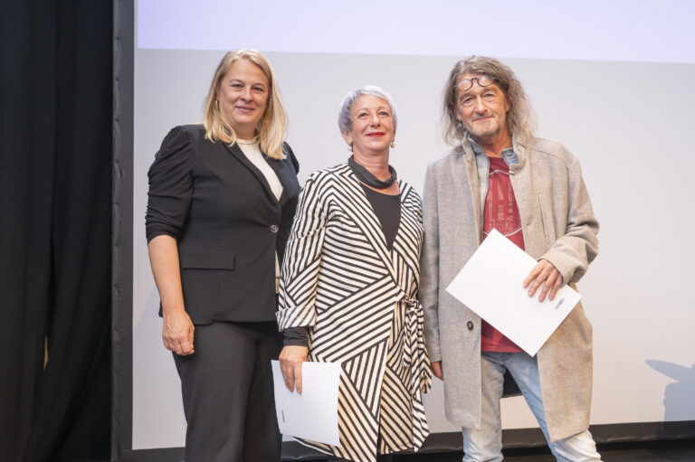 Wie jedes Jahr wurden auch heuer wieder die Kulturförderungspreise und Stipendien der Stadt Graz im Bereich Kunst und Wissenschaft vergeben. Die feierliche Übergabe fand am Dienstag, 21. Oktober 2025 im Theaterhaus statt. Überreicht wurden die Preise von Kulturstradträtin Claudia Unger: "Mit den Stipendien und Preisen will die Stadt Graz Hochbegabte unterstützen und herausragende Leistungen würdigen. Ich gratuliere allen Preisträger:innen ganz herzlich." Die Literaturstipendien der Stadt Graz gehen an Rezka Kanzian und Mike Markart