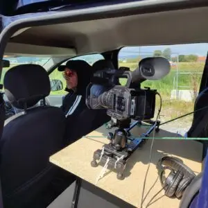 Vater Übü während der Autofahrt: Statische Kameraposition - Halbnah.