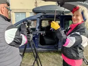 Mutter Übü beschirmt die Kamera vor der heißen Mittagssonne. Aber immerhin kein Gegenlicht. Das ist gut.