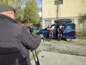 Mutter Übü und Giorgio App am Set. Kamera ab und Klappe, Bitte!