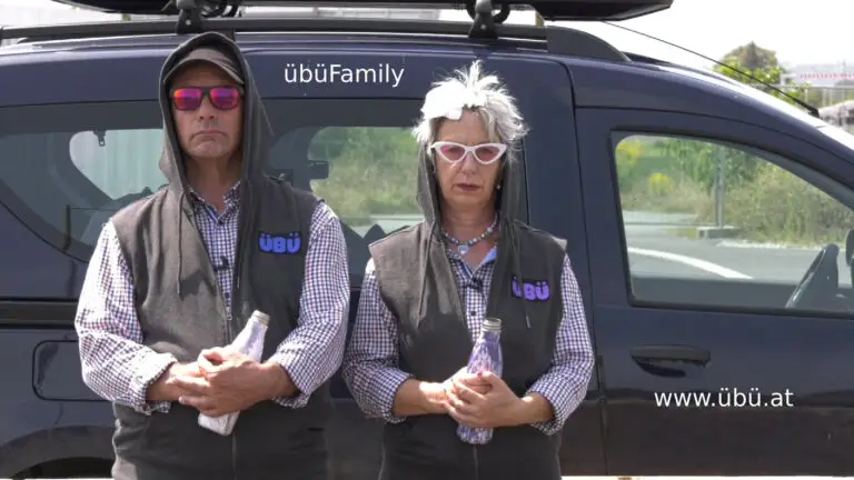 Inhalt: Die Welt wirft dunkle Schatten in den Himmel: Pandemie, Krieg, Energie- und Klimakrise etc. und im Handgepäck tobt das Inflationsmonster. Krise, Krise, nichts als Krise. Der Mensch ist eben ein Wiederholungstäter. Die Übüs on the road again: Schlechte Zeiten. Spare in der Zeit so hast du in der Not, aber nichts bleibt so wie es war. Mutter & Vater Übü denken daran an die Börse zu gehen, aber womit? Und was meint die Kantsche Sittlichkeit? Oje, ojemine, Autsch!