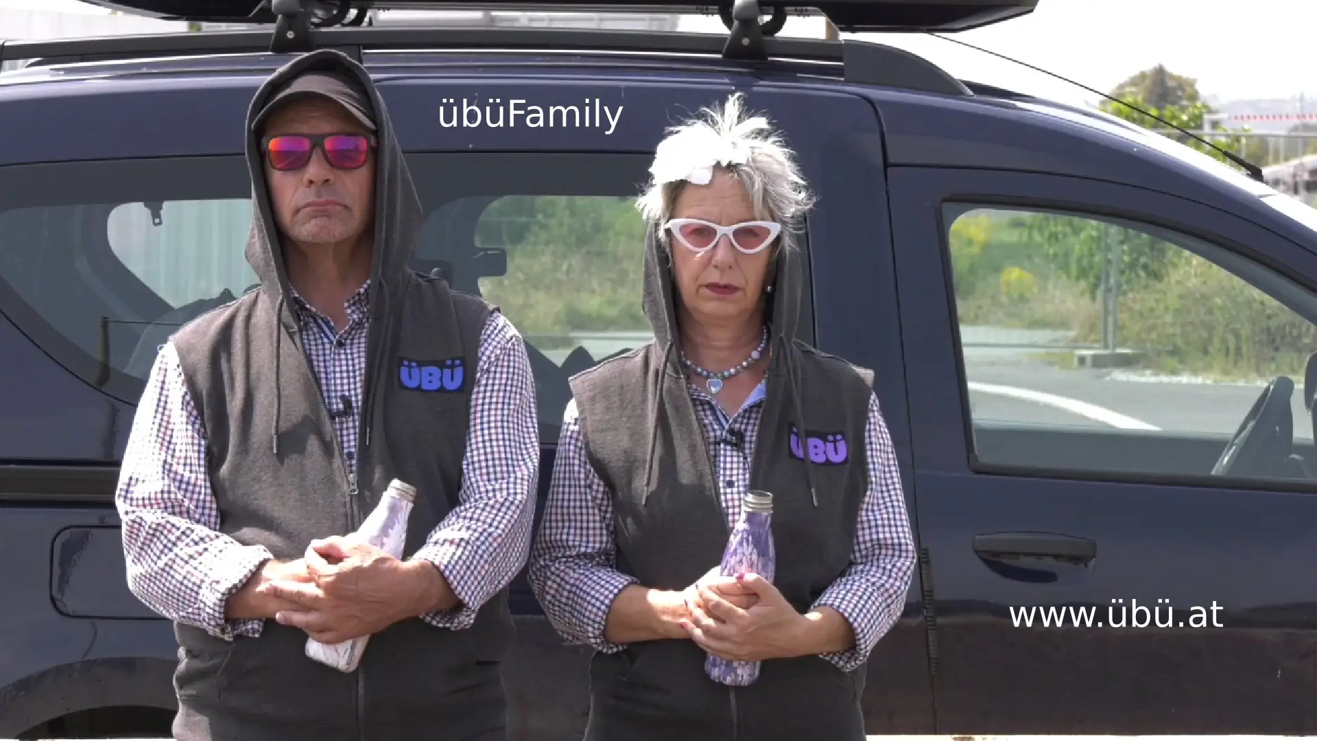 Inhalt: Die Welt wirft dunkle Schatten in den Himmel: Pandemie, Krieg, Energie- und Klimakrise etc. und im Handgepäck tobt das Inflationsmonster. Krise, Krise, nichts als Krise. Der Mensch ist eben ein Wiederholungstäter. Die Übüs on the road again: Schlechte Zeiten. Spare in der Zeit so hast du in der Not, aber nichts bleibt so wie es war. Mutter & Vater Übü denken daran an die Börse zu gehen, aber womit? Und was meint die Kantsche Sittlichkeit? Oje, ojemine, Autsch!